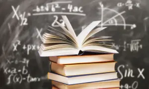 Stos książek z otwartą księgą na wierzchu na tle tablicy z równaniami matematycznymi.