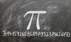 Symbol Pi i jego rozwinięcie dziesiętne na tablicy.