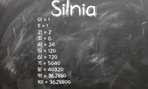 Napis "Silnia" i lista obliczeń silni od 0! do 10! na tablicy.