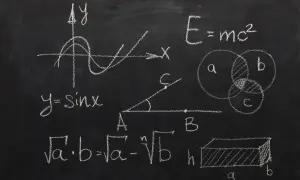 Rysunki matematyczne na tablicy: wykres funkcji sinus, wzory, diagramy Venna, bryła.