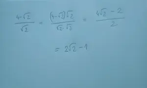 Równanie matematyczne z pierwiastkami: (4-√2)/√2 = (4-√2)√2 / (√2*√2) = (4√2-2)/2 = 2√2-1