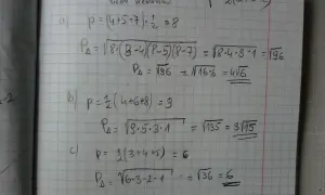 Ręcznie pisane wzory matematyczne dotyczące pola trójkąta według wzoru Herona.