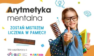 Uśmiechnięta dziewczynka w okularach pokazuje kciuk w górę, trzymając książki i plecak z liczydłem.