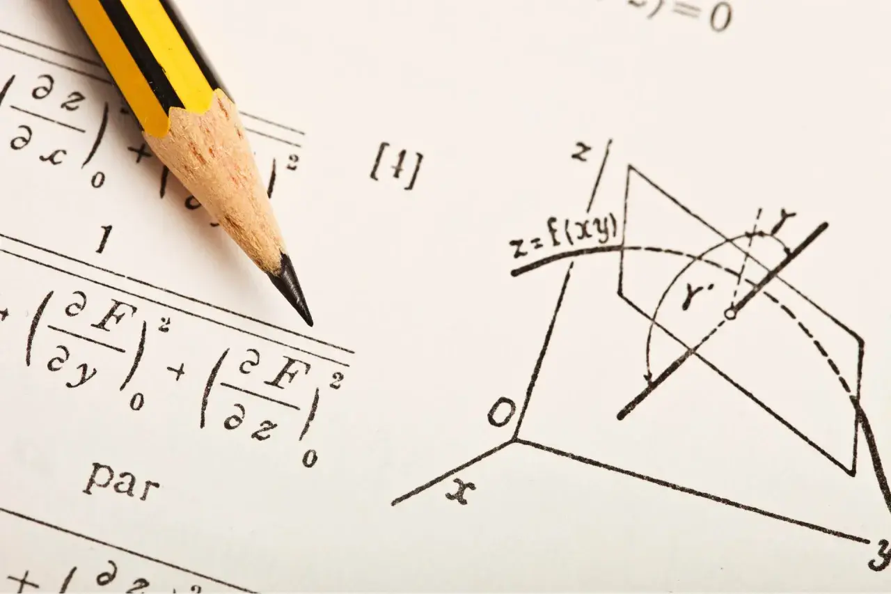 Ołówek na papierze z równaniami matematycznymi i rysunkiem geometrycznym.