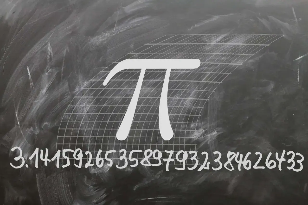 Symbol Pi i jego rozwinięcie dziesiętne na tablicy.