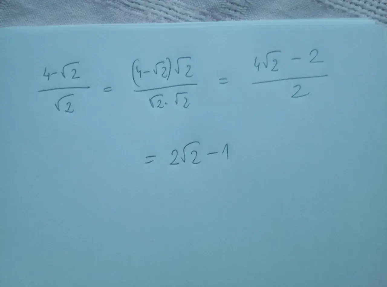 Równanie matematyczne z pierwiastkami: (4-√2)/√2 = (4-√2)√2 / (√2*√2) = (4√2-2)/2 = 2√2-1