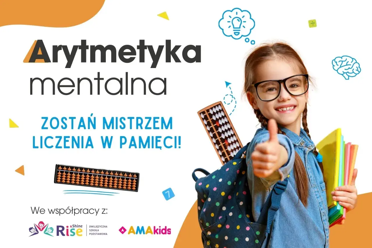 Uśmiechnięta dziewczynka w okularach pokazuje kciuk w górę, trzymając książki i plecak z liczydłem.