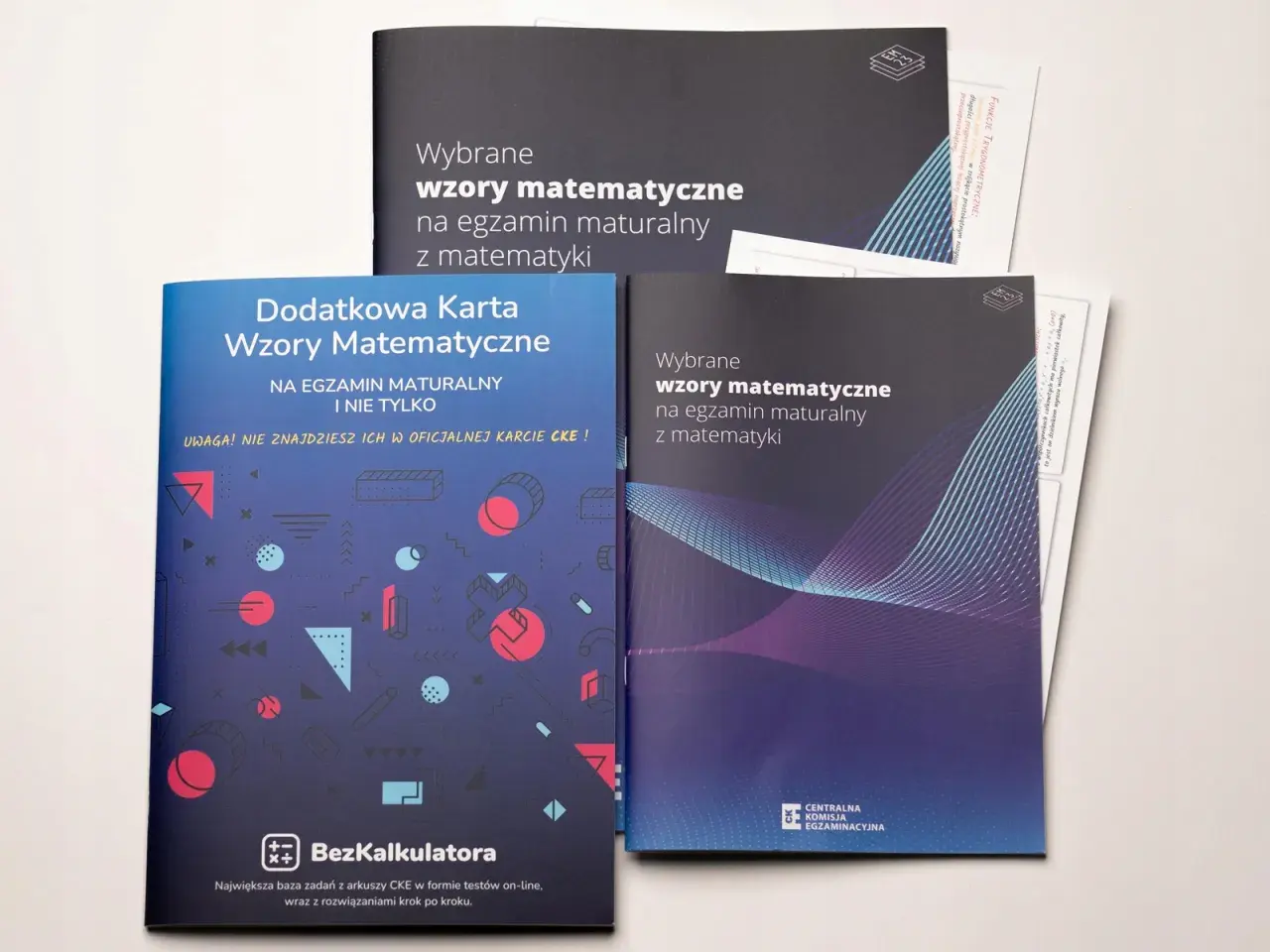 Trzy okładki książek z wzorami matematycznymi na maturę, w tym jedna z grafiką geometryczną.