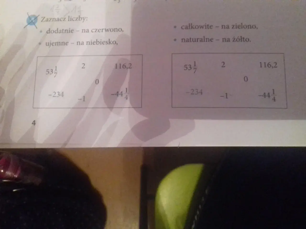 Dwa prostokąty z liczbami, jeden z zaznaczonymi ujemnymi, drugi z całkowitymi i naturalnymi.