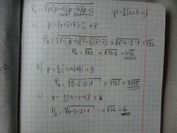 Ręcznie pisane wzory matematyczne dotyczące pola trójkąta według wzoru Herona.